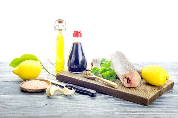 Rauwe kabeljauw op een houten tafel