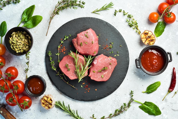 Rauwe kalfsmedaillons Kalfshaas is klaar om te koken Vlees Op een stenen ondergrond