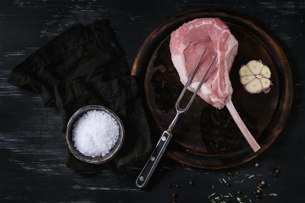 Rauwe kalfsvlees tomahawk steak