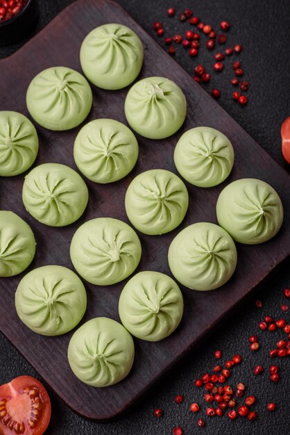 Foto rauwe khinkali of groene dumplings met zout, specerijen en kruiden.