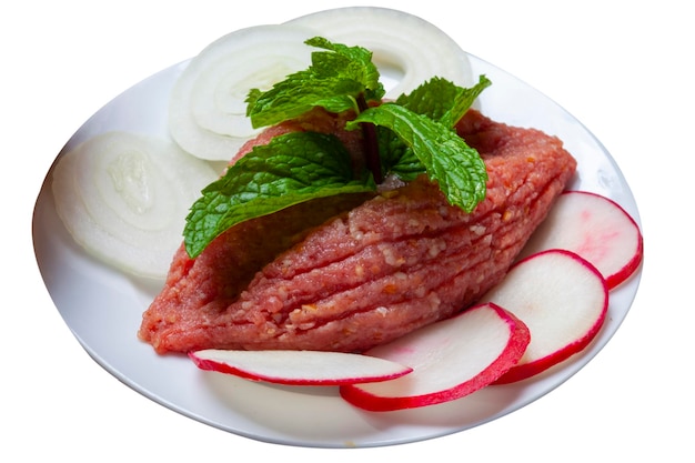 Rauwe kibbeh met muntblad en radijs quibe cru