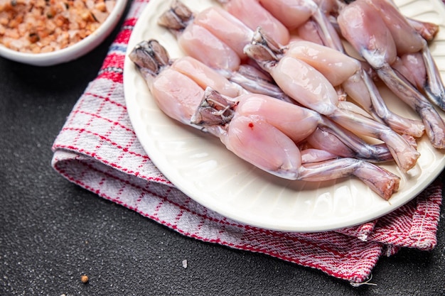 rauwe kikkerbilletjes vlees maaltijd voedsel snack op tafel kopie ruimte voedsel achtergrond rustiek bovenaanzicht