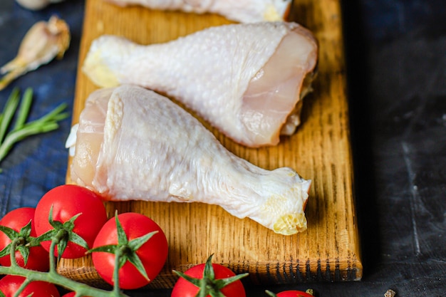 rauwe kip drumsticks vlees voor het koken op tafel