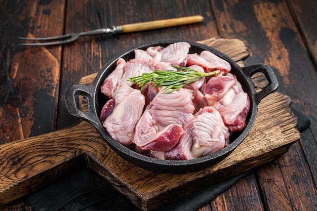 Rauwe kip ingewanden spiermaag magen in een koekenpan klaar om te koken Houten achtergrond Bovenaanzicht