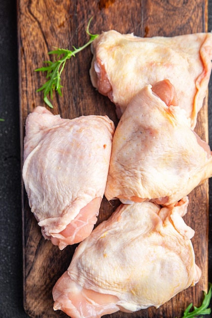 rauwe kippendij kippenpoten vlees maaltijd voedsel snack op tafel kopie ruimte voedsel achtergrond rustiek