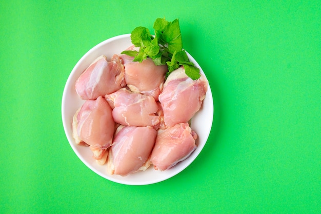 Rauwe kippendij zonder been pulp vlees gevogelte of kalkoen verse kant-en-klare maaltijd snack op tafel