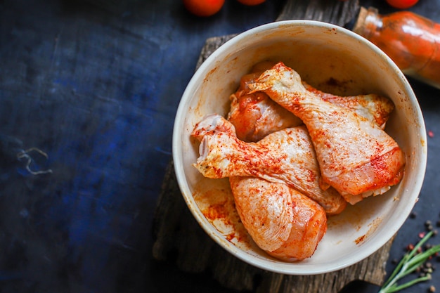 rauwe kippenpoten marinade paprika barbecue gegrild vlees