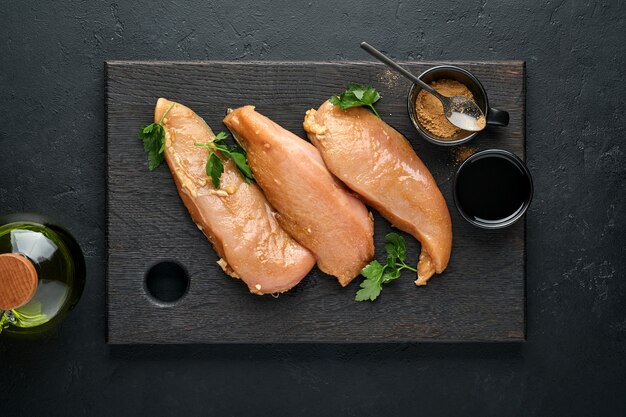 rauwe kippenvleesfilet gemarineerd in teriyaki sojasaus, uien, knoflook en peper in zwarte plaat