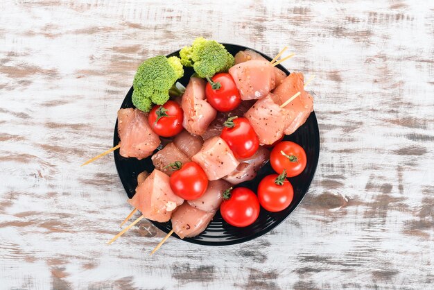 Rauwe Kipspiesjes Met Tomaten En Groenten Kebab Op Een Houten Achtergrond Bovenaanzicht Copy space