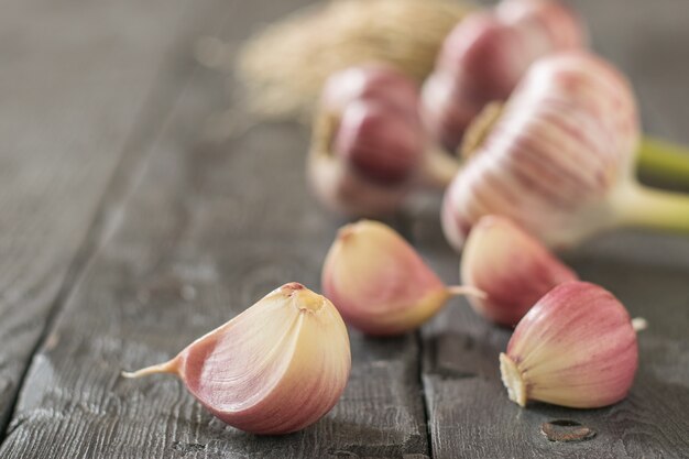 Rauwe knoflook op een zwarte rustieke tafel