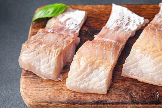 Rauwe koolvis visfilet zonder botten verse schotel gezonde maaltijd eten snack dieet op tafel