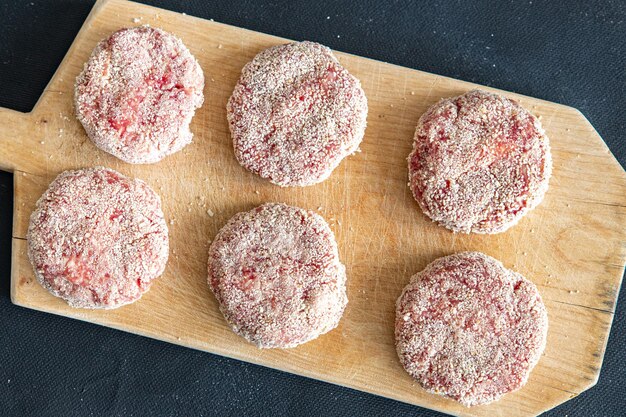 rauwe kotelet vlees paneermeel varkensvlees rundvlees lam kip verse koteletten gezonde maaltijd voedsel snack dieet