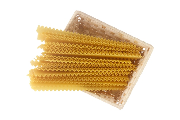 Rauwe lasagne pasta vellen geïsoleerd op een witte achtergrond. bovenaanzicht