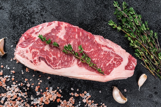 Rauwe lendenstuk steak op een slager tafel met zout en tijm