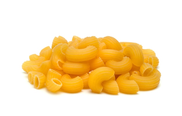 rauwe macaroni pasta geïsoleerd op witte achtergrond