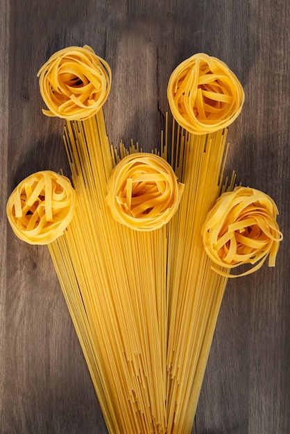 Rauwe noedels en spaghetti pasta in de vorm van een boeket bloemen