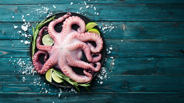 Rauwe octopus Op een blauwe houten achtergrond Bovenaanzicht Gratis kopieerruimte