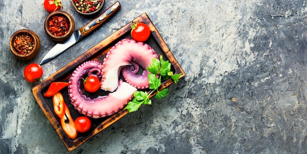 Rauwe octopus op houten tafel