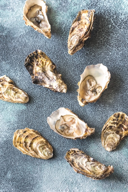 Rauwe oesters op de grijze tafel