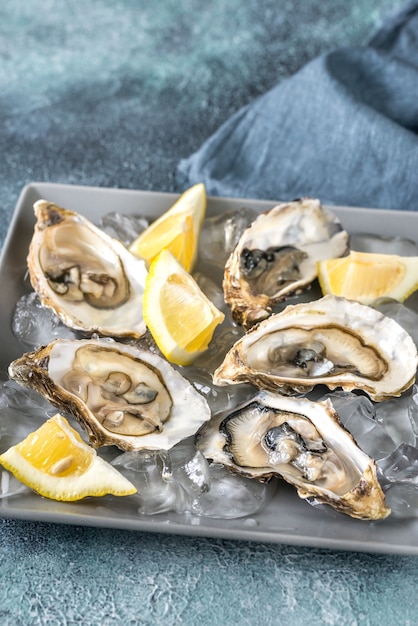 Rauwe oesters op de plaat