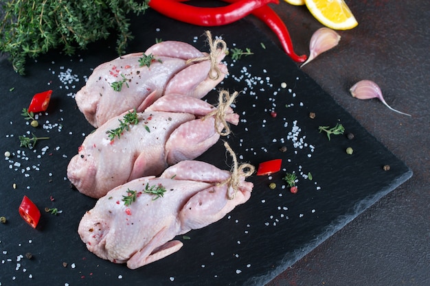 Rauwe ongekookte gekruide patrijzen. Ingrediënten voor het koken van gezond vlees diner.