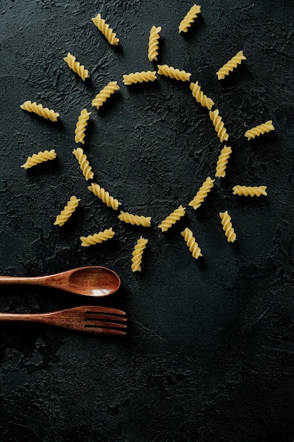 Rauwe ongekookte Italiaanse pasta in de vorm van een spiraal