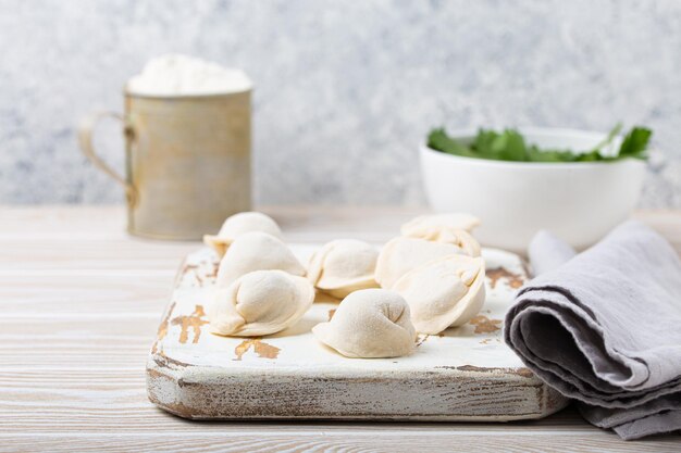 Rauwe ongekookte pelmeni traditionele schotel van Russische keukenbollen met gehakt