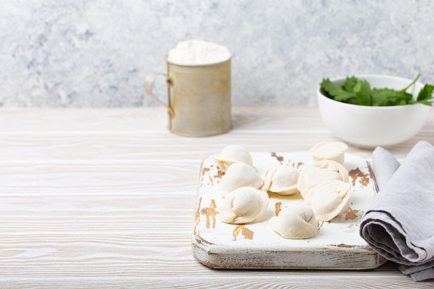 Rauwe, ongekookte traditionele pelmeni-schotel uit de Russische keuken