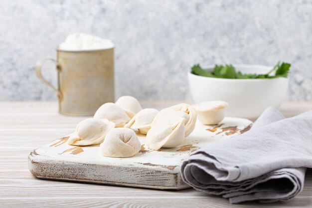 Rauwe, ongekookte traditionele pelmeni-schotel uit de Russische keuken