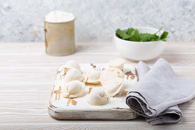 Rauwe, ongekookte traditionele pelmeni-schotel uit de Russische keuken