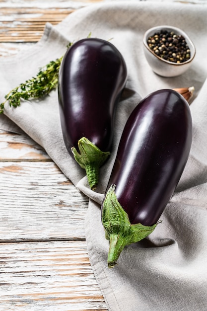 Rauwe paarse aubergine. Organische groenten. Bovenaanzicht