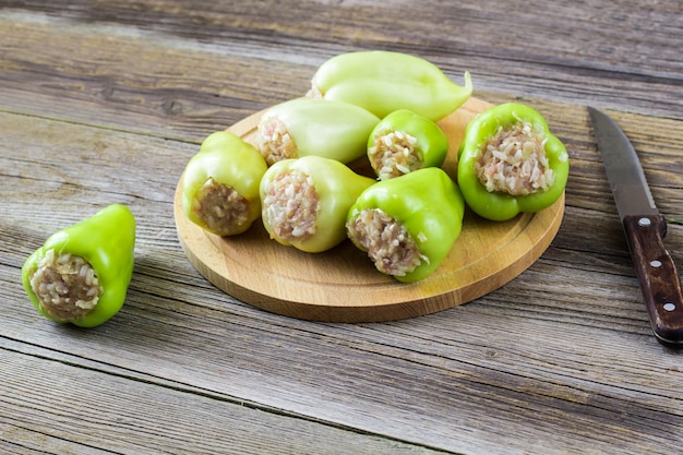 Rauwe paprika gevuld met vlees op een houten snijplank