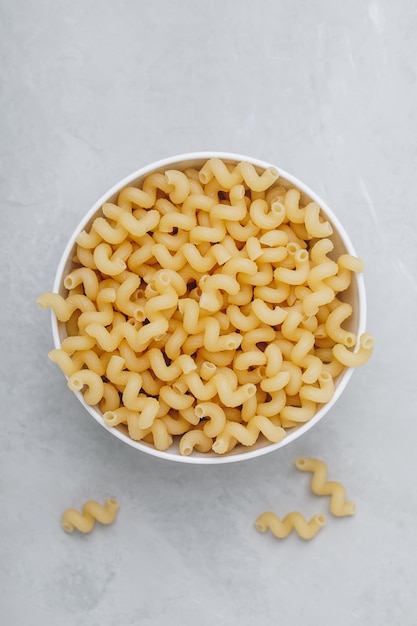 Rauwe pasta cavatappi italiaanse pasta of macaroni ongekookte heerlijke pasta op grijze stenen achtergrond