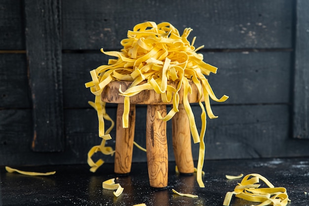 Rauwe pasta ei tagliatelle handgemaakte koken durumtarwe maaltijd snack op tafel kopieer ruimte eten