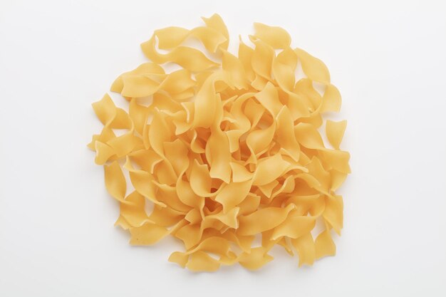 Rauwe pasta geïsoleerd op een witte achtergrond.
