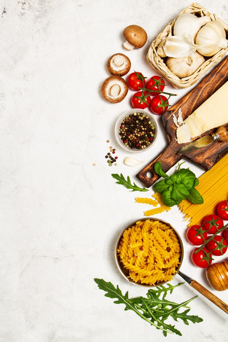 Foto rauwe pasta met tomaten en kruiden met een snijplank met kaas