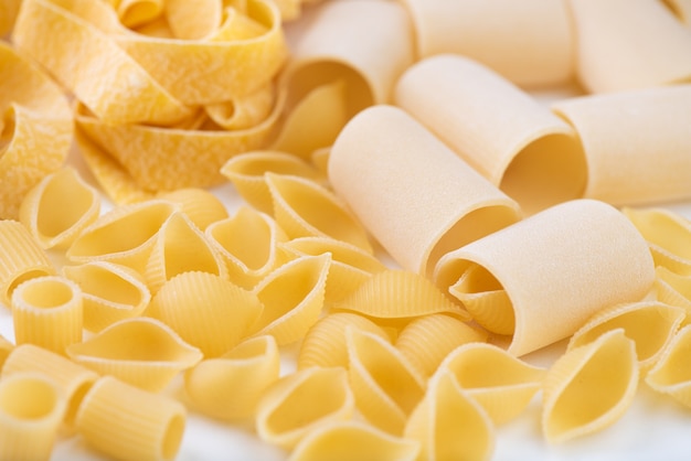 Rauwe pasta op witte ondergrond close-up