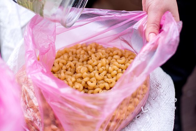 Foto rauwe pasta sorteren in de productmagazijnverpakking van meelproductenxa