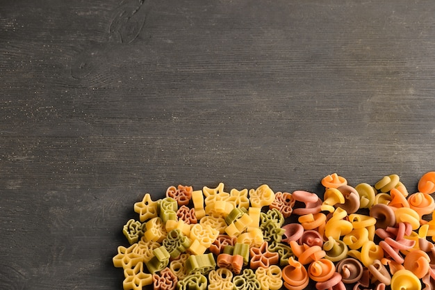 Rauwe pasta van verschillende kleuren en soorten op een houten donkere tafeltafel