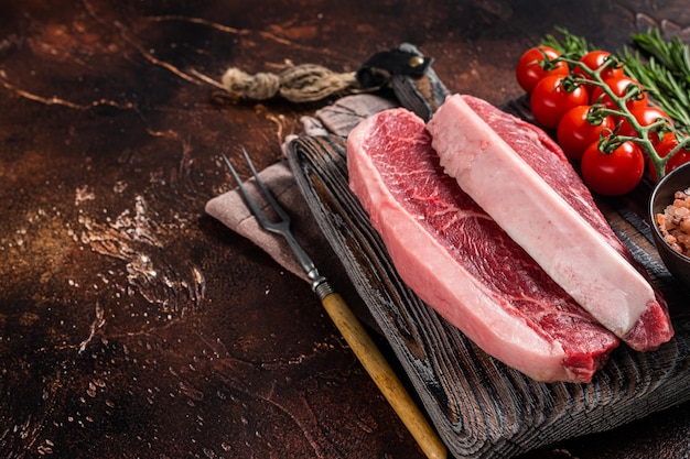 Rauwe Picanha vlees steak traditioneel Braziliaans rundvlees gesneden met tijm Houten achtergrond Bovenaanzicht Kopieer ruimte
