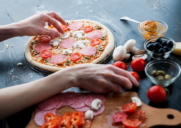 Foto rauwe pizza ingrediënten