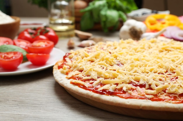 Rauwe pizza op tafel close-up