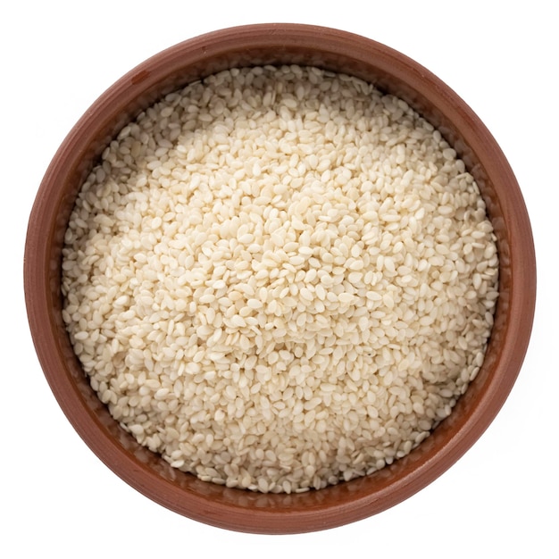 Rauwe quinoa in kom geïsoleerd op wit