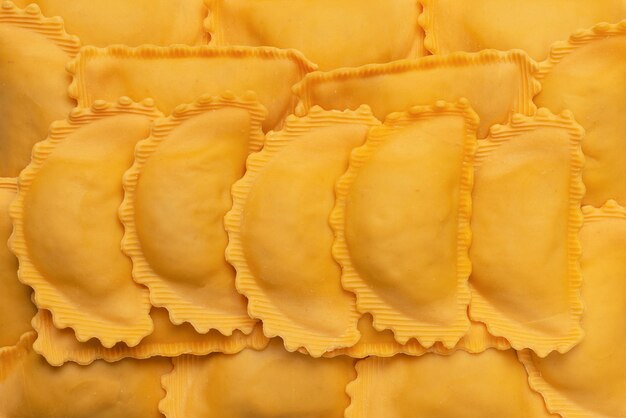 Rauwe ravioli als achtergrond Gezond Italiaans eten