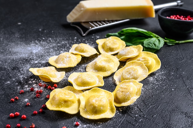 Rauwe ravioli. Het proces van het maken van zelfgemaakte Italiaanse ravioli