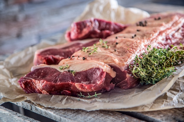 Rauwe rib eye biefstuk met zoute specerijen en kruiden.