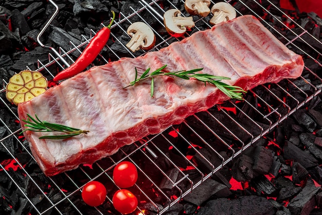 Rauwe ribben op de grill brandende kolen op de grill