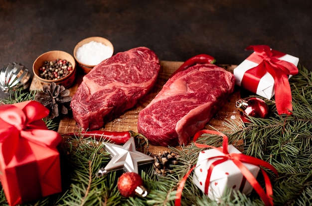 Rauwe ribeye-biefstuk om voor Kerstmis te koken