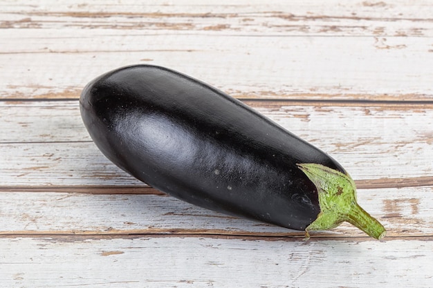 Rauwe rijpe aubergine om te koken