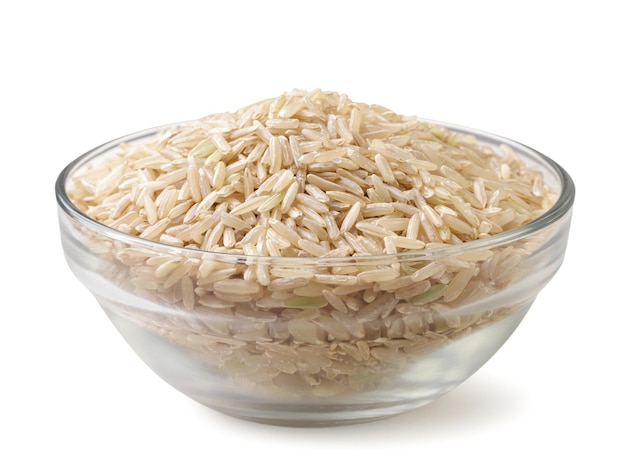 Foto rauwe rijst in een close-up van de glasplaat op een witte achtergrond geïsoleerd